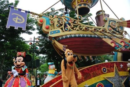 Seeing Mickey Mouse, Minnie Mouse, Donald Duck, Goofy and Pluto is a dream to almost every child.  The day-time parade in the theme park makes that dream came true.