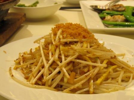 Sauteed bean sprouts and crab