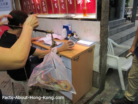 See how they weigh the seafood in Hong Kong