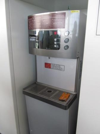 Water machine provides FREE steriled water in the airport