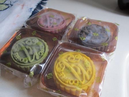 These 4 moon cakes were from the Pacific Coffee.  Yep, coffee flavored moon cakes.  This is a great alternative compared to the traditional ones.