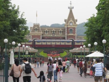 Heading to the main entrance of Hong Kong Disneyland where you need to have your bag(s) checked.  Any bottle of water could be confiscated from here.