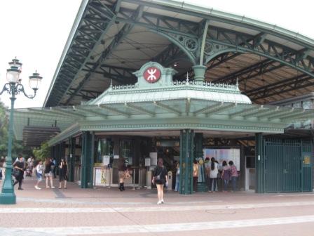 The MTR station in Hong Kong Disneyland.  It goes with the theme of the park, so as the train.  We didn't have enough time to catch one.  Hopefully, we can do so next time.