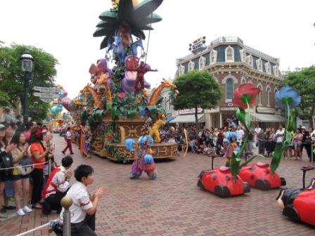 The Parade was awesome.  To get the best spot, get there 30 minutes before it starts.  That's why you need a Hong Kong Disneyland planner.  People may try to get in front of you which could happen anywhere.