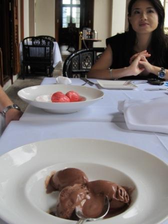 My 2 picky eaters decided to skip the toppings and the fruits on the ice-cream.  That raspberry sorbet (on the far end of this picture) got my hubby craved for it all the time.