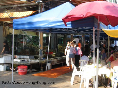 People enjoy the Hong Kong seafood outdoor.