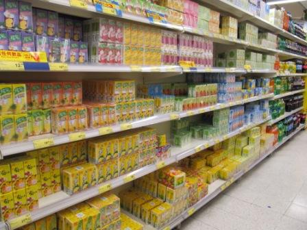 Look at this packaged drink aisle. It got regular sweetened lemon tea, Chinese herbal drink, juice of all different exotic fruit....Got to check it out