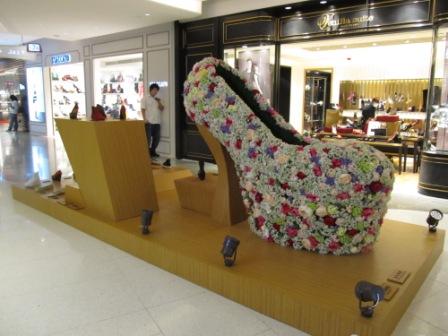 Can't resist to take this shot in Hysan Place.  This shoe is GORGEOUS.