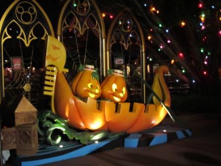 Aren't these 2 pumpkins cute?  You will see a lot of these cute statues in the Hong Kong Disneyland during the month of Halloween