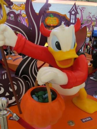 My son sure loved Donald dressed in this way for Hong Kong Halloween celebration.  Actually, that is his favorite Disney character