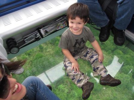 Adults, like one of my sisters, may be afraid of height because of the cystal-bottom cable car in Ngong Ping 360.  Not my little one....