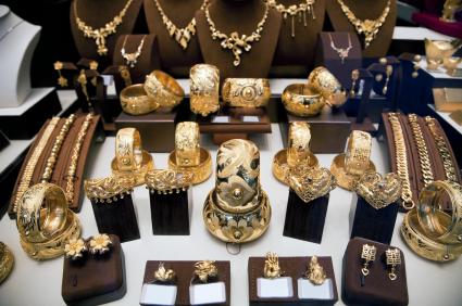 Having a second world jewelry authtication center, how can you miss Hong Kong real jewelry shopping?