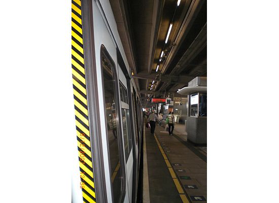 Hong Kong MTR station without boarding gate